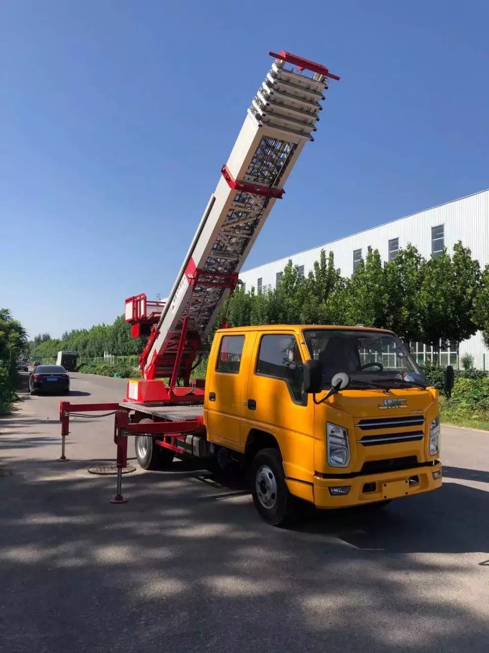 威远附近的云梯车出租服务：轻松解决高空作业需求