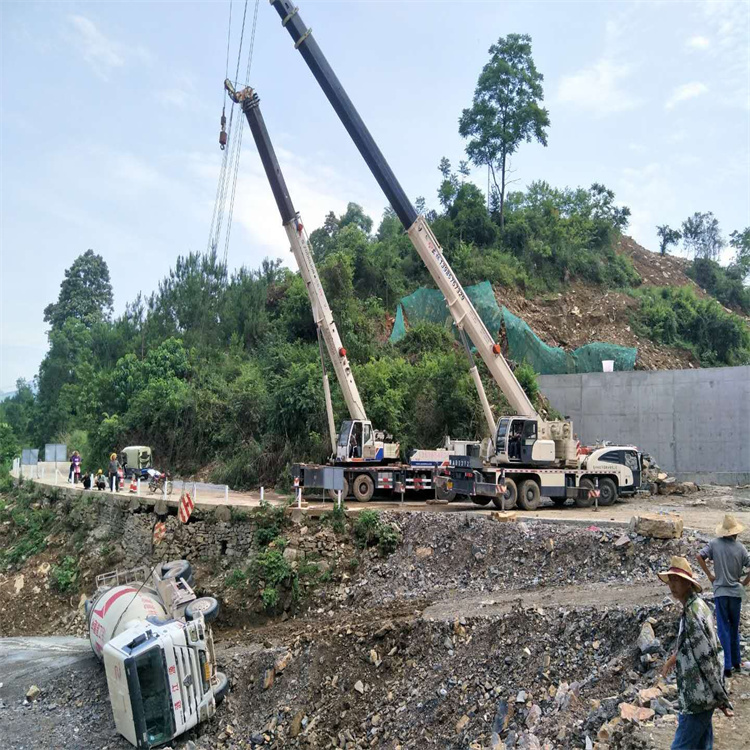 威远汽车掉沟里叫吊车救援要多少钱