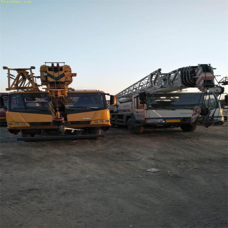 威远吊车吊挖机正确办法